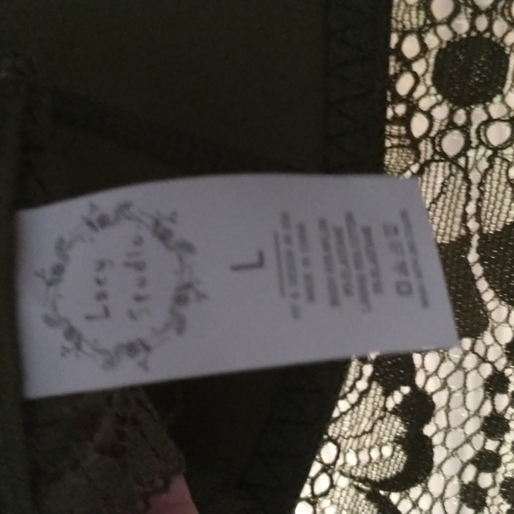 NWOT 2 lacy bras, back hook closure, lightly padded cups, size L - Picture 6 of 6